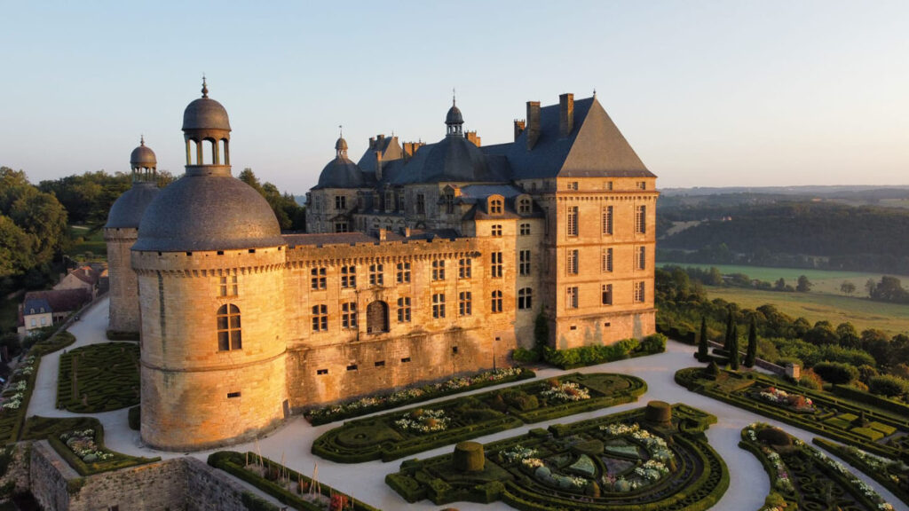 château de hautefort au lever du soleil