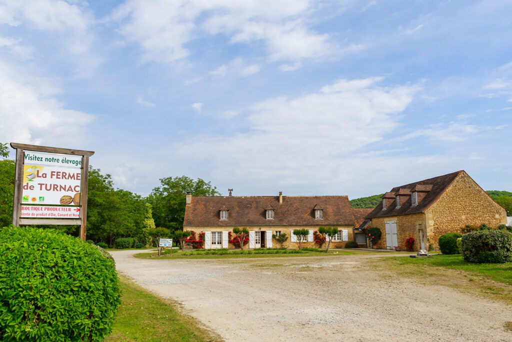 Entrée et bâtiments de la ferme de turnac