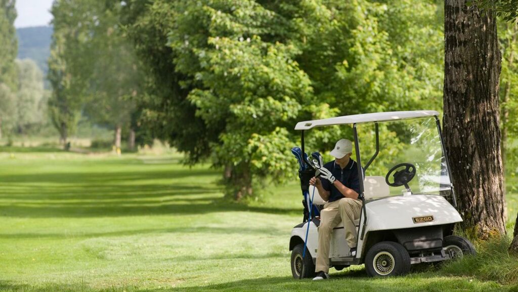 golfeur et sa voiturette au lolivarie golf club