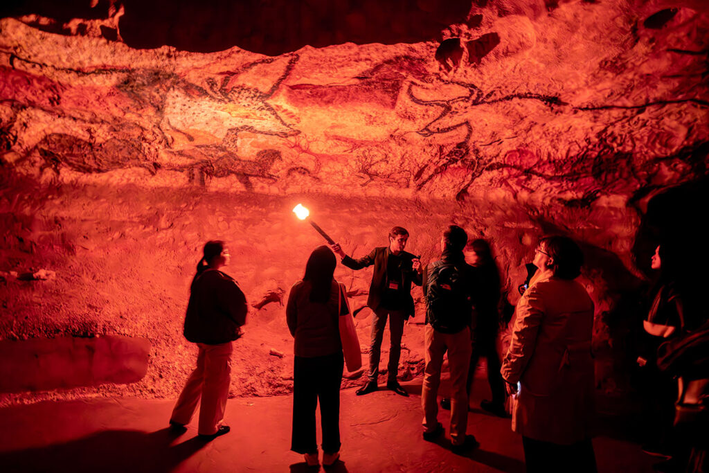 visite à la torche de la grotte du grand roc