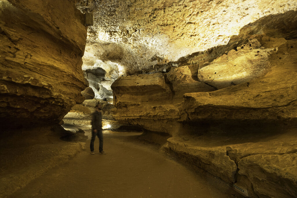 Visiteur à l'intérieur des grottes de maxange