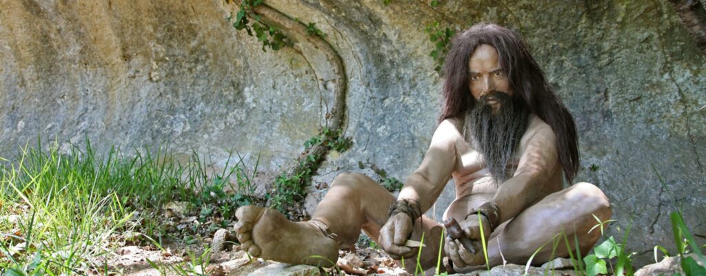 reconstitution homme préhistorique dans les grottes du roc de cazelle