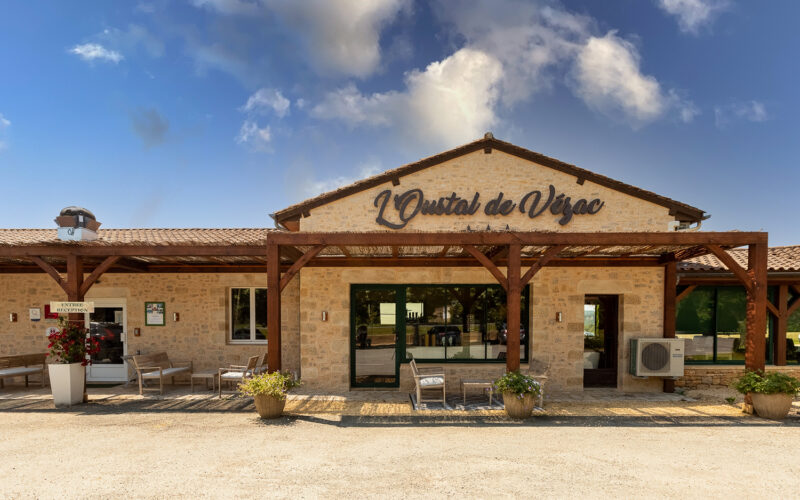 Entrée de l'hôtel l'Oustal de Vézac