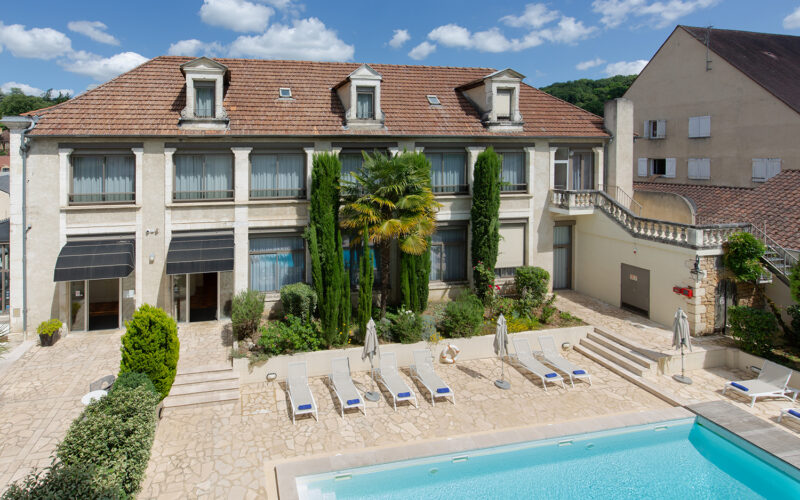 Piscine de l'hôtel le renoir