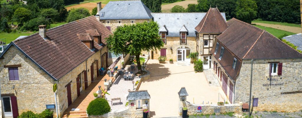 Vue aérienne de l'hôtel restaurant à jayac en dordogne