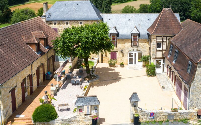 Vue aérienne de l'hôtel restaurant à jayac en dordogne