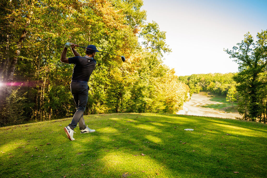 swing d'un golfeur sur le green du souillac golf country club